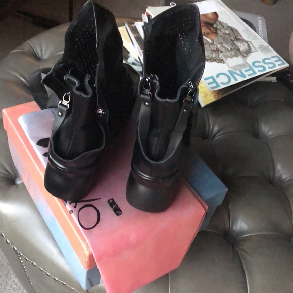 Fun bootie with zippers - Picture 2 of 2